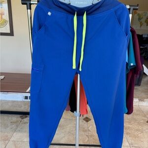 FIGS Women’s Zamora Jogger Scrub pants Medium Petite in Electric Blue